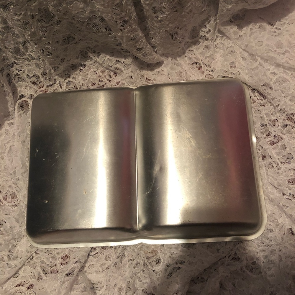 Vintage 1977 retired Wilton open book cake pan/ mold- used condition